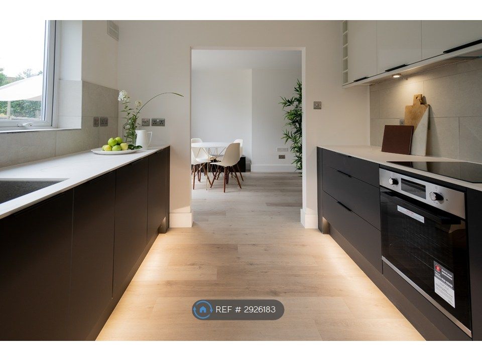 Property photo 2 of 31 Floor-To-Ceiling Style