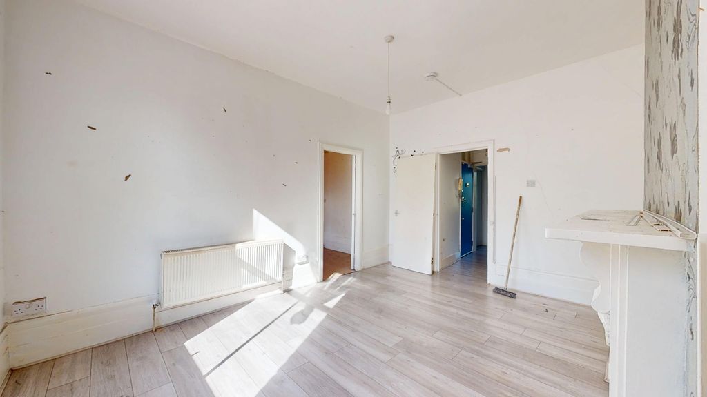 Property photo 3 of 12 Flat C, 32 Navarino Road, Hackney, London E8 1Ad