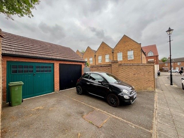 Property photo 3 of 10 Garage