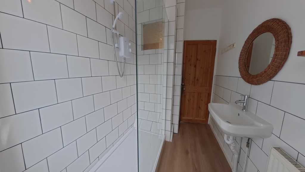 Property photo 2 of 9 Bathroom.1