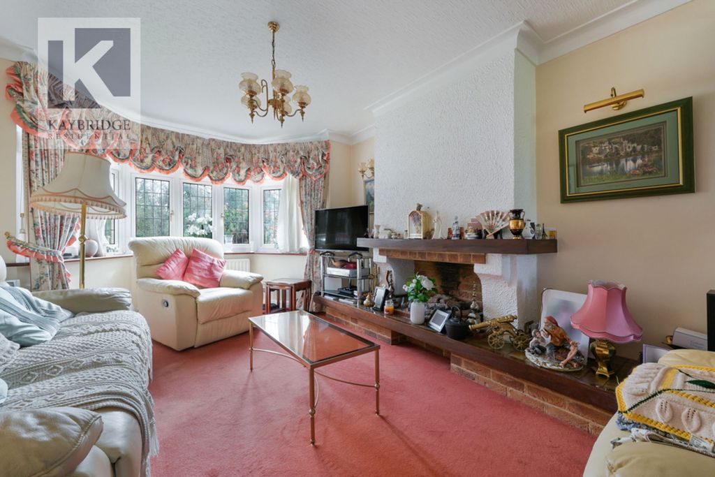 Property photo 2 of 14 London Road Kt17 2Dd