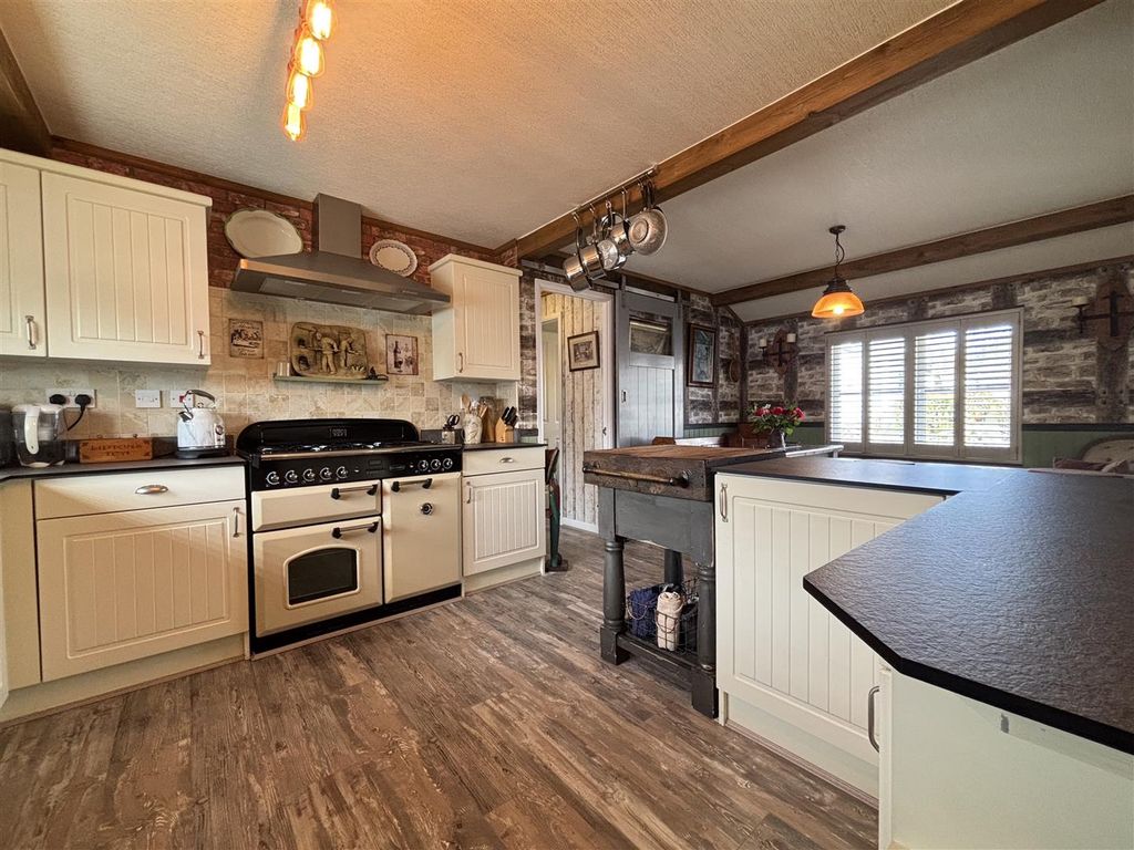 Property photo 2 of 16 Oaklands Kitchen.Jpg
