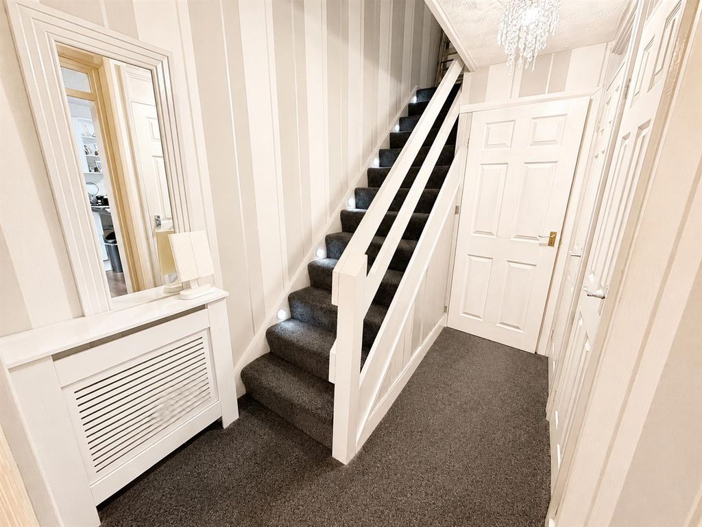 Property photo 3 of 17 Hallway
