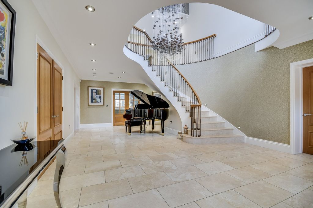 Property photo 2 of 24 Entrance Hall