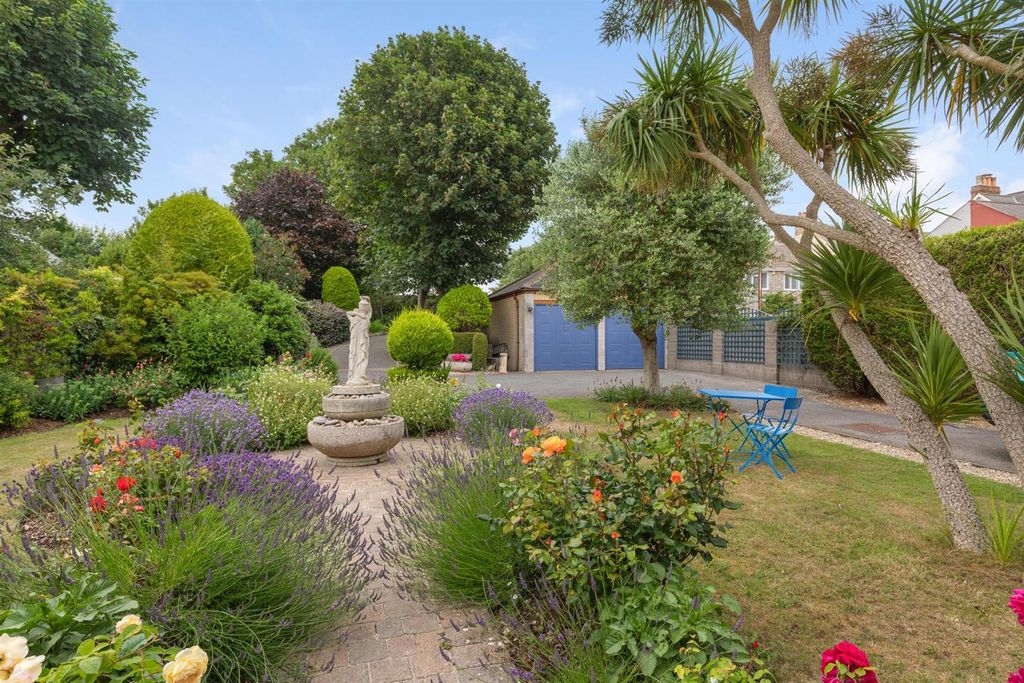 Property photo 3 of 33 Garden