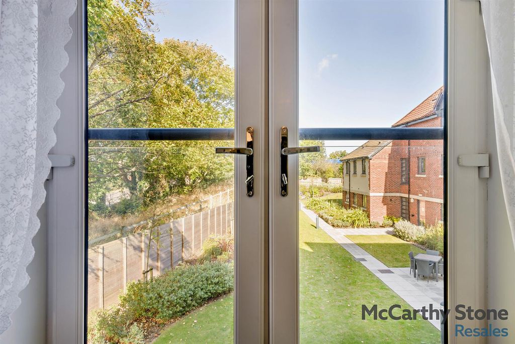 Property photo 3 of 23 8663835-Interior16-800.Jpg