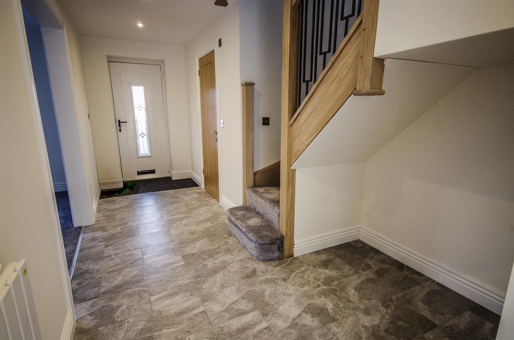 Property photo 2 of 19 Entrance Hall