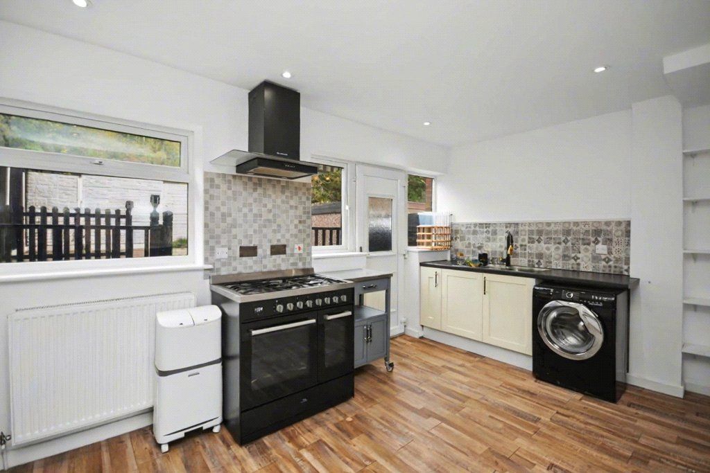 Property photo 3 of 17 Kitchen