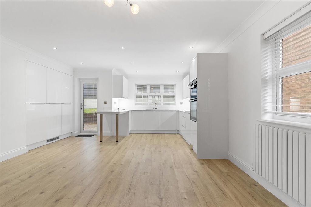 Property photo 3 of 21 Kitchen/Dining Room