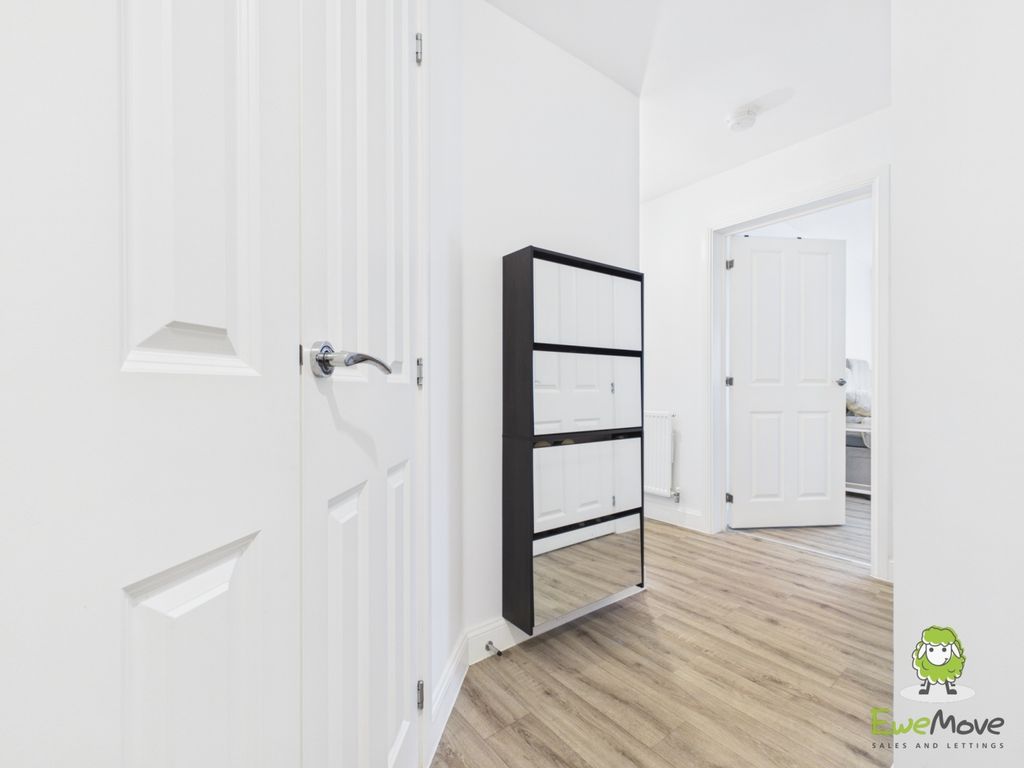 Property photo 2 of 10 Ewemove Estate Agents Basingstoke