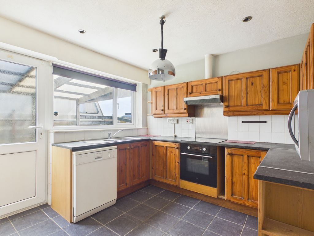 Property photo 2 of 9 Kitchen