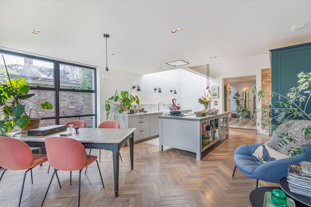 Property photo 3 of 33 Image