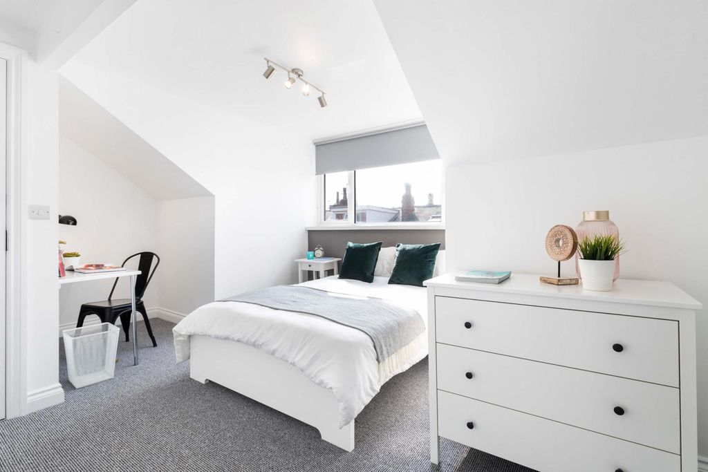 Property photo 3 of 11 Bright, Well-Presented Attic Bedroom With A Comfor...