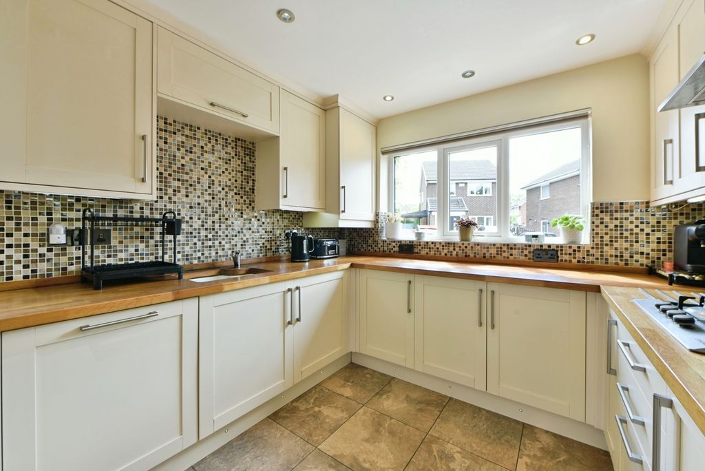 Property photo 3 of 20 Kitchen