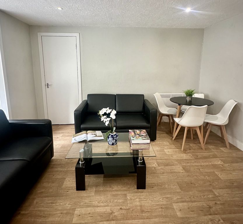 Property photo 1 of 4 Living (A)