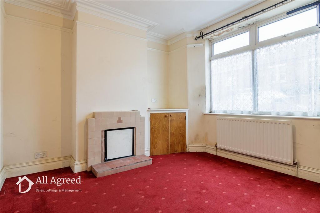 Property photo 3 of 12 Lounge