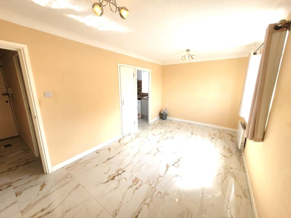Property photo 3 of 4 Living Room