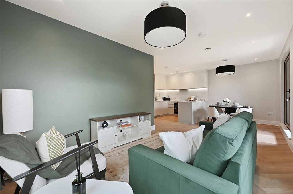 Property photo 3 of 13 Ar - Show Flat, 42 Lynton Road24 (1).Jpg