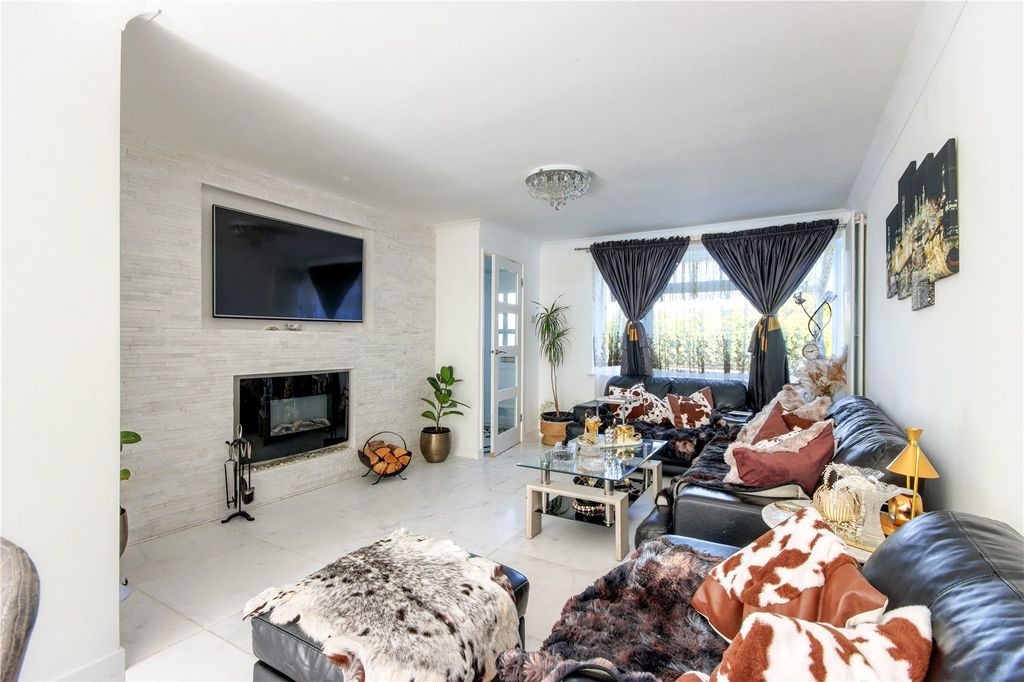 Property photo 3 of 11 Sitting/Dining Room