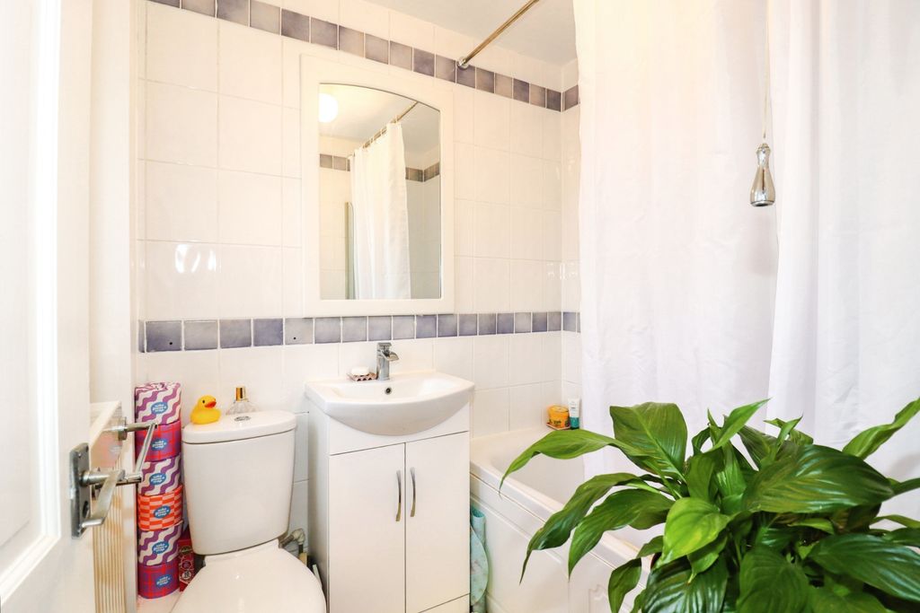 Property photo 3 of 10 Bathroom