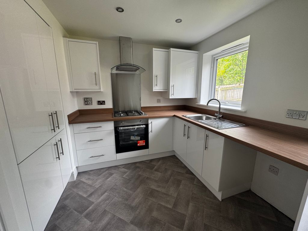 Property photo 3 of 10 Kitchen