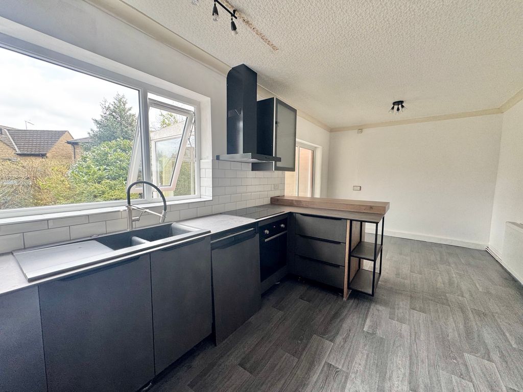 Property photo 3 of 11 Kitchen