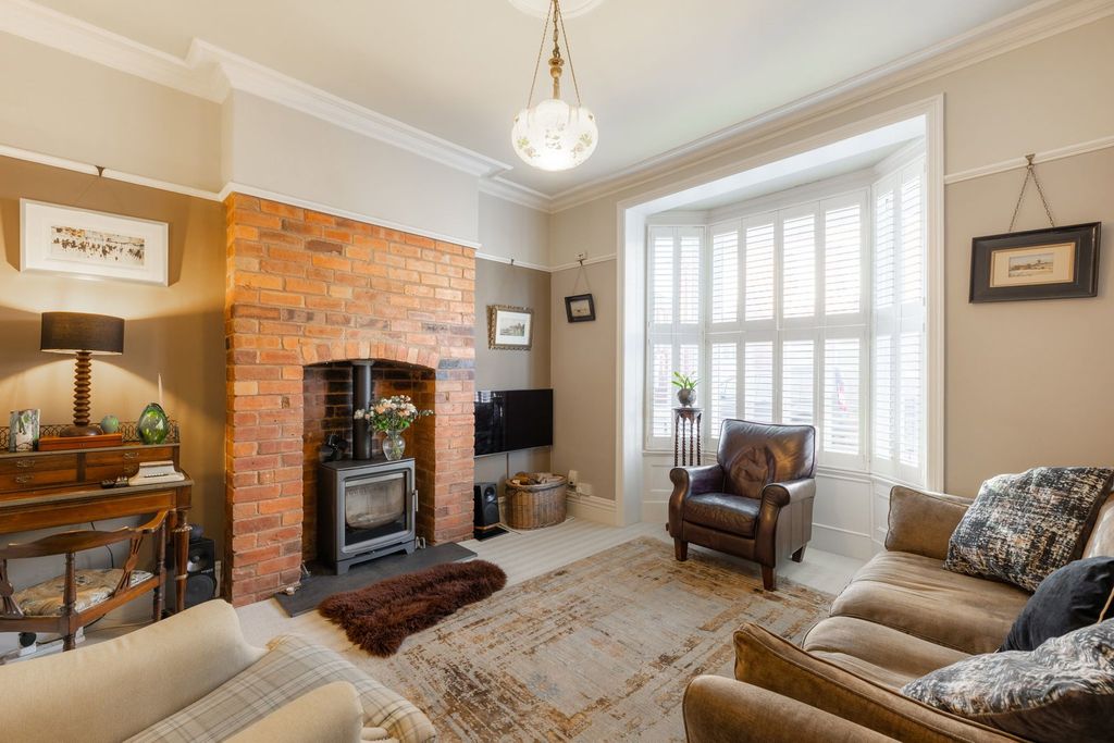 Property photo 2 of 33