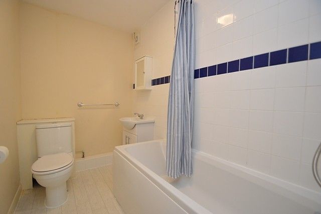 Property photo 2 of 7 Bathroom