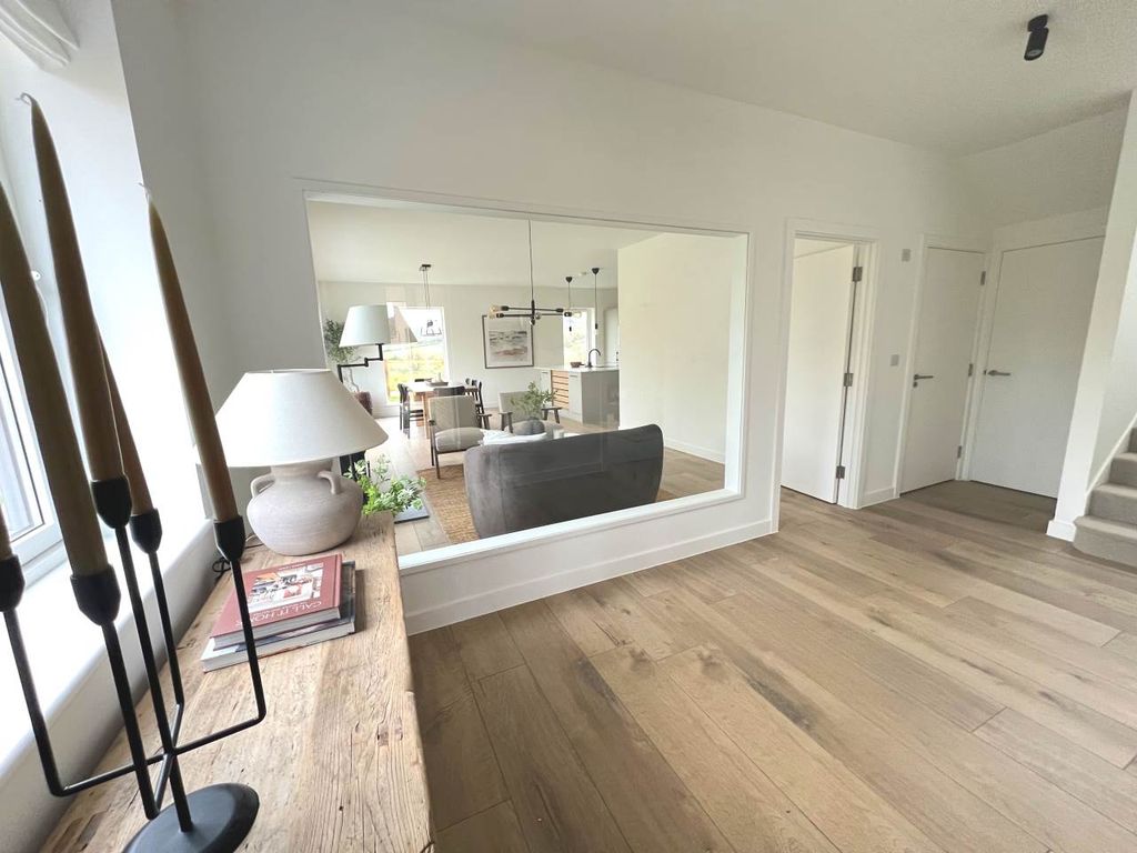 Property photo 2 of 20 Entrance Hall