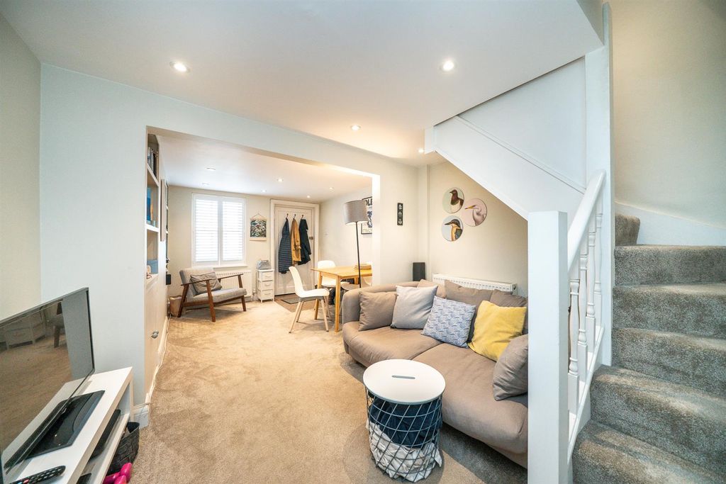 Property photo 3 of 24 13-Queens-Street-1012.Jpg