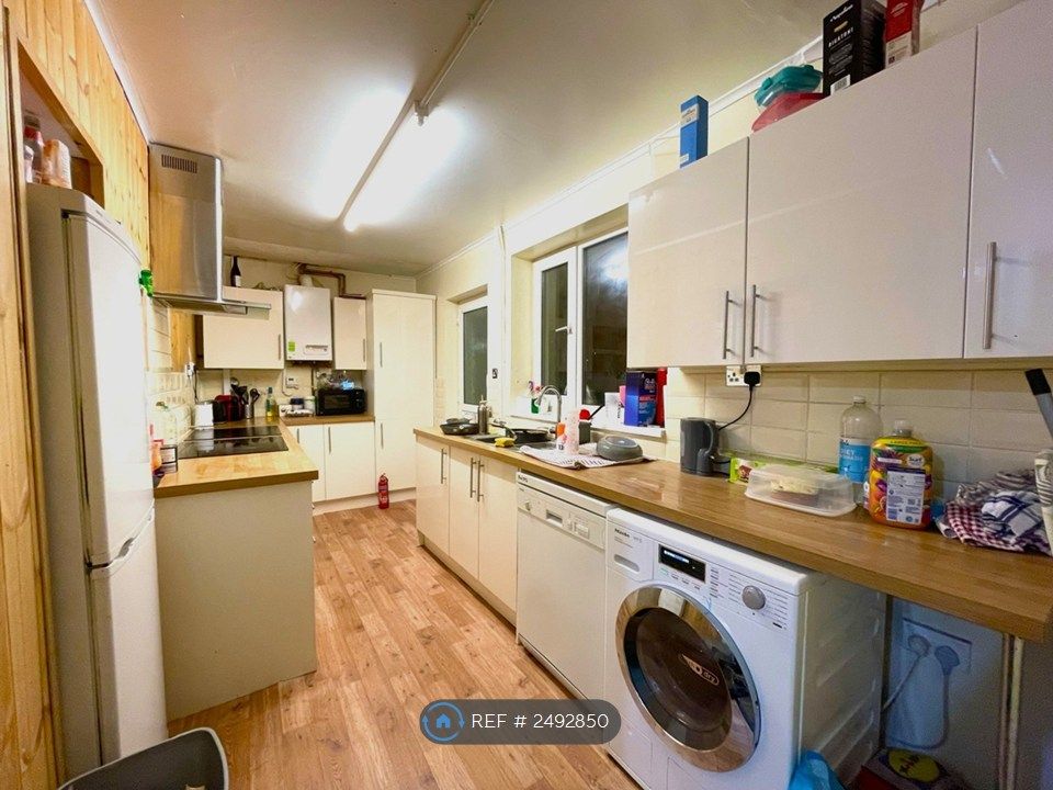 Property photo 3 of 13 Kitchen Washer/Dryer/Dishwasher/Hobs/Oven/Fridges
