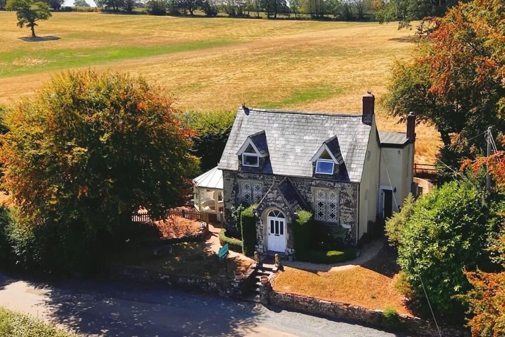 Property photo 1 of 27 Cruwys Morchard