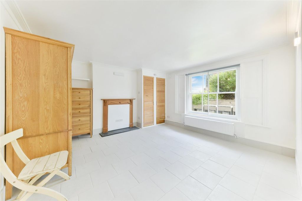 Property photo 3 of 8 Montague Court