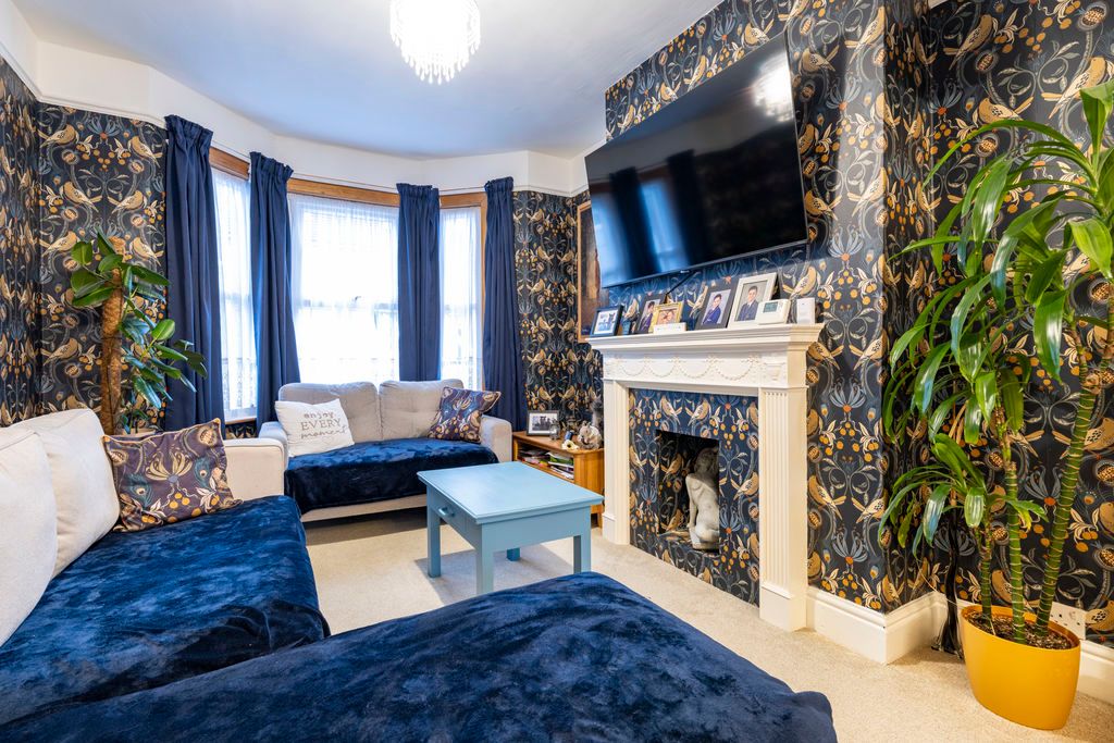 Property photo 2 of 18 Lounge