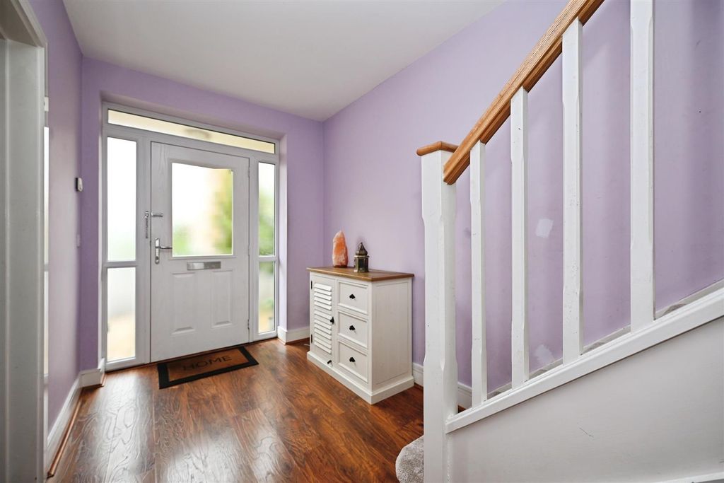 Property photo 3 of 20 Entrance Hall