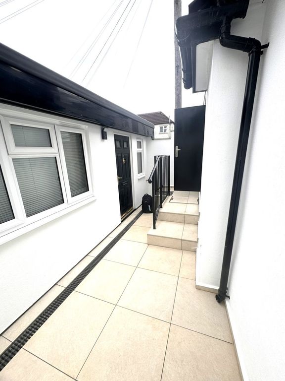 Property photo 1 of 4 Studio For Rent