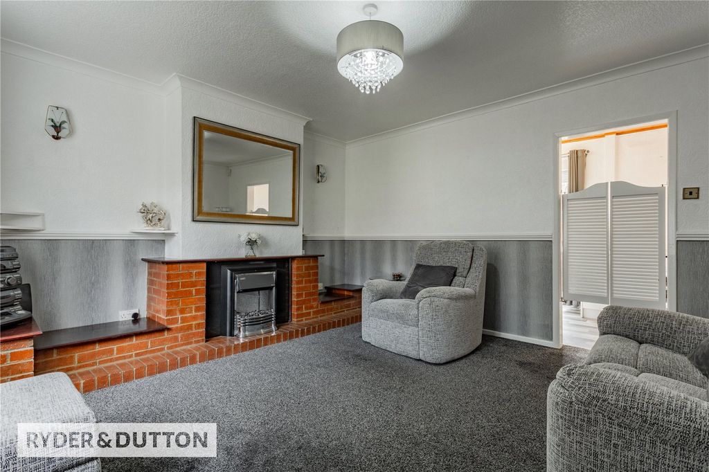 Property photo 3 of 16 Lounge