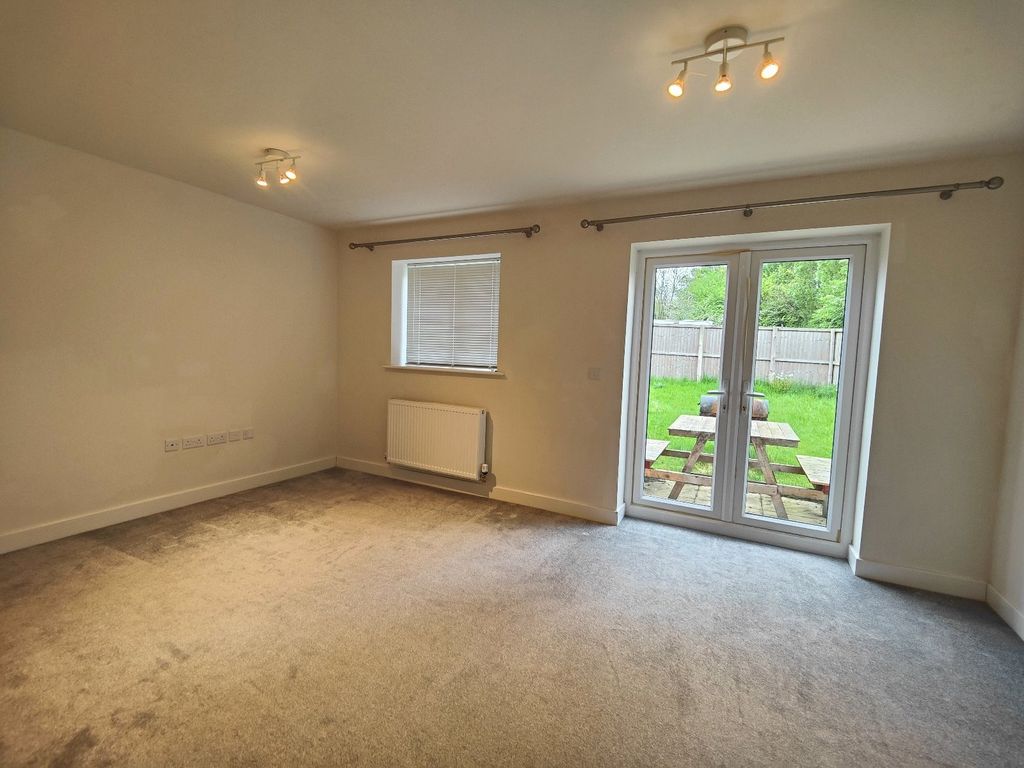 Property photo 3 of 18 Living Room