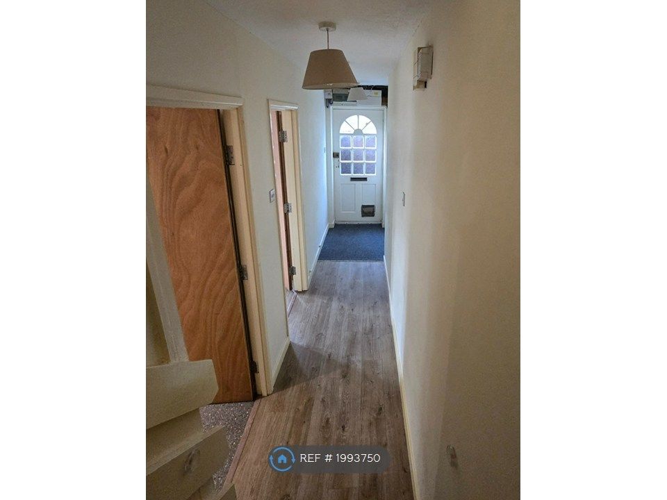 Property photo 3 of 14 Entrance Hall