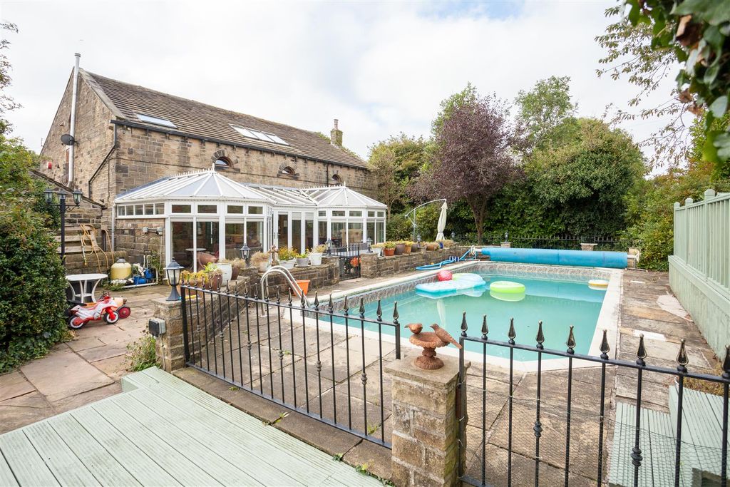 Property photo 2 of 45 Swimming Pool