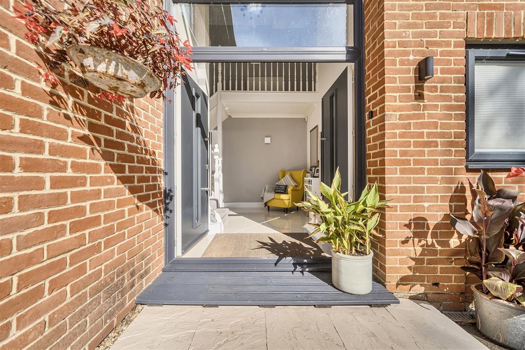 Property photo 2 of 36 Entrance