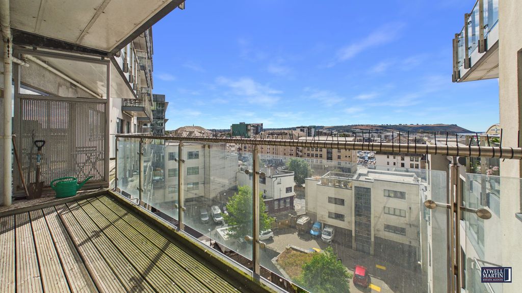 Property photo 2 of 32