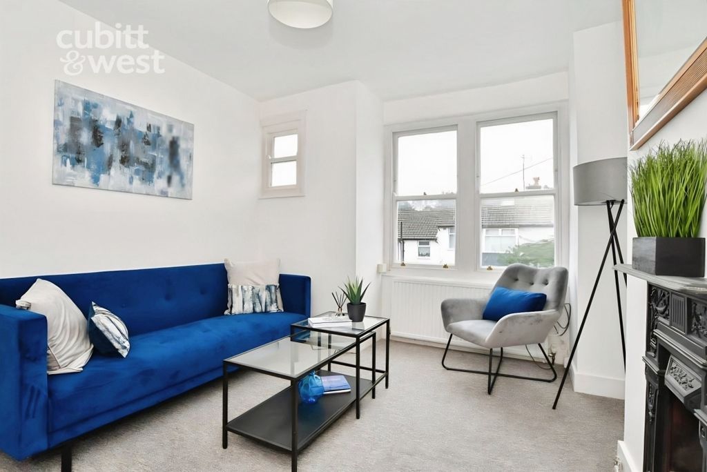 Property photo 1 of 14 Lounge