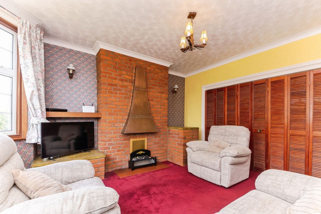Property photo 3 of 17 Living Room
