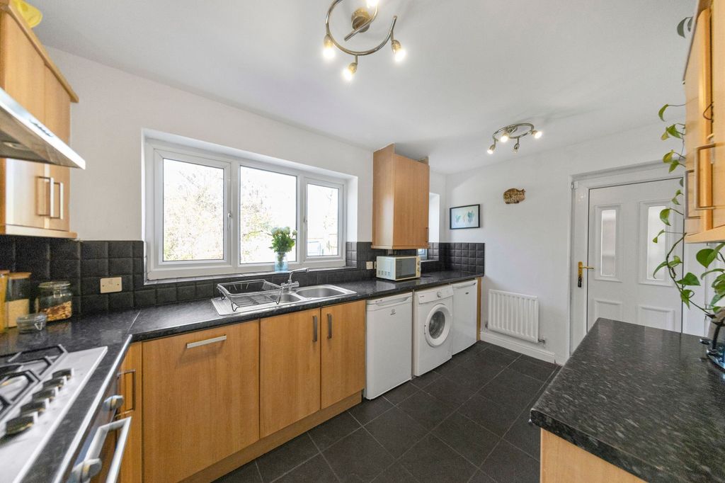 Property photo 3 of 34