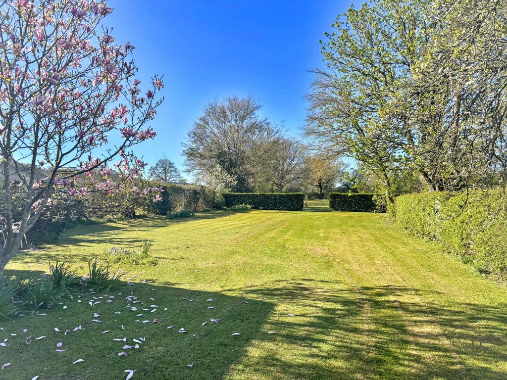 Property photo 2 of 23