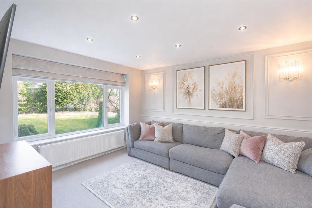 Property photo 2 of 12 Lounge