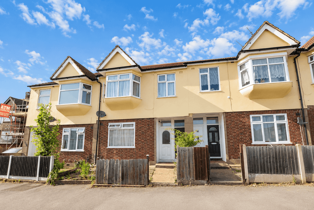Property photo 1 of 19 2 Bed Ground Floor Flat For Sale Hornchurch Road, Hornchurch Rm11