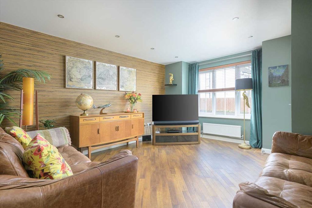 Property photo 2 of 23 Lounge