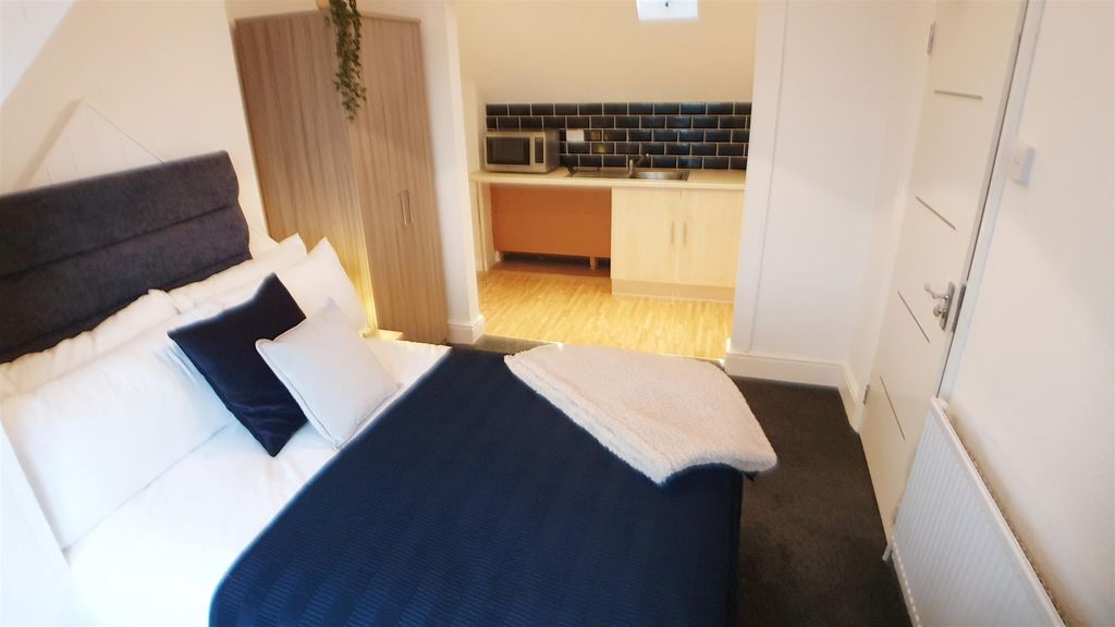 Property photo 1 of 25 Rm 7 Frederick Road 3.Jpg